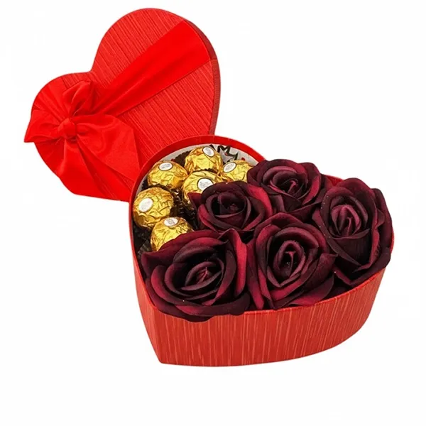 SEVGİLİLER GÜNÜ HEDİYESİ KALP KUTUDA FERRERO ROCHER ÇİKOLATA VE KIRIMIZI GÜLLÜ HEDİYE SETİ